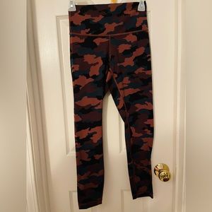 Size 6. Lulu lemon leggings. Wunder under high rise tight. Excellent condition